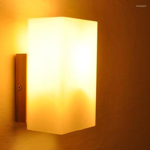 Lampada da parete moderna in legno massello Sconce con paralume in vetro smerigliato cubico LED E27 per corridoio camera da letto apparecchio di illuminazione per scale