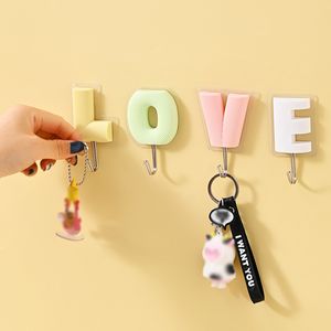 Ganci appendiabiti a forma di AMORE in plastica Lettera inglese Gancio fissato al muro Asciugamano Portachiavi Ganci per cappelli Porta Cremagliera Decorazione Portachiavi Ganchos De Sospensione De Plastico