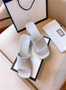 Med Box Designer Woman Fashion Beach Thick Bottom Slippers Platform Alfabet Lady Sandals Lädergummi High Heel Slides Slipper Size 3 Bk