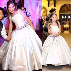 2023 Vintage Flower Girls Dresses For Weddings Scoop Neck Satin Crystal Beaded Belt Birthday Children Communion Girl Pageant Gowns Spaghetti Straps Floor Length