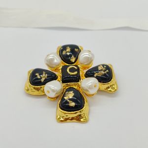 2023 Luxury qualty charm flower shape brooch with black color in 18k gold plated have box stamp PS7561A