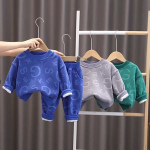 Set di abbigliamento Autunno e inverno nuova lettera per bambini tuta a maniche lunghe pantaloni in maglione di pile per bambini due pezzi semplice abbigliamento sportivo casual