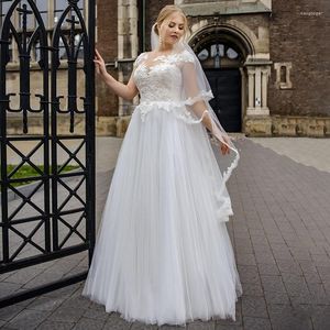 ウェディングドレスA-Line Tulle Plusサイズドレス2023 Sheer O-Neck Cap Sleeve Lace Aptliques Modest Bridal Gown Floor Length Backless