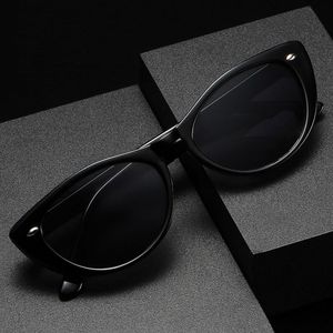 Classic Cat Eye Sunglasses for Women Trendy Designer Sun glasses Outdoor UV400 Protection Shades for Female with Cases