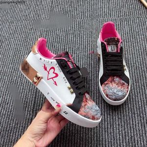 Ayakkabı Kadın Sonbahar Orijinal Deri Sabahlar Nakış Graffiti Baskı Platform Tasarımcı Ayakkabı Bling Toe Toe Flats boyutu 34-45 MKIKJL00HFJHGG002