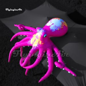 Fantastisk stor rosa uppblåsbar bläckfiskballong med långa armar sugbärande tentakler för att bygga väggdekoration