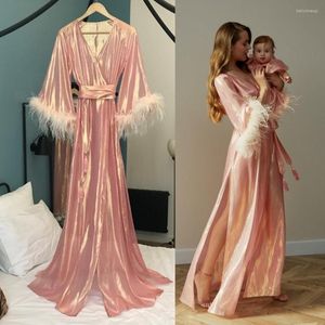 Brautjungfer Kleid Sexy Rosa Nacht Robe Bademantel Seite Split Seide Pyjama Für Frauen Hochzeit Braut Feder Roben Morgenmantel Pyjamas nachtwäsche