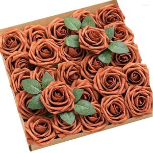Kwiaty dekoracyjne D-Seven sztuczne 25pcs spalone pomarańczowe fałszywe róże z łodygą do majsterkowania dekoracji ślubnych aranżacje bukiety