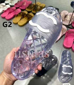 Frankrike Lyxdesigner Kristall Genomskinliga Tofflor Dam Sandal 2023 Nytt Mode Högt värde märken Sandaler kanal Utomhus Platta Flipflops Retro Slide män