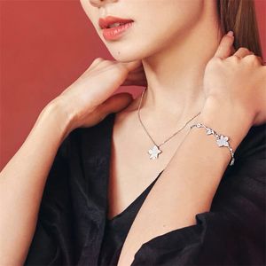 Damen-Designer-Schmuck, luxuriöse Blumen-Anhänger-Halsketten, klassische Ornamente, Mädchen-Luxus-Schmuck, Reise-Accessoires, silberne Halskette