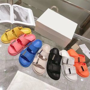 Designer Hybird tofflor Kvinnor Plattform Sandaler Metal Buckle Rubber Slides With 2 Straps Fashion Waterproof Flat Sandals Classic Summer Beach Flip Flops