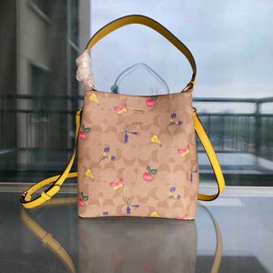 NOWOŚĆ Totes Print Designer Bag C-Letter Tote Bag Womens Luxury Torebka Skórzane torby wiadro Torebka na co dzień Różowy motyl Torby na ramię Portfel damski 230207