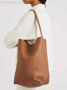 Designers väskor kvinnor Luxurys The Row Tote Crossbody Leather Bucket Half Moon Bag Crescent Underarm axelväska H90V