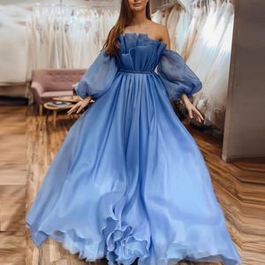 Bl￥ l￥nga ￤rmar stroppl￶sa balkl￤nningar 2023 Spring New Ruffles Organza A Line Graduation Evening Party Dress Vestidos de Gala