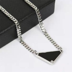 Silverkedja m￤n kvinnor halsband designer svart vit triangel brev h￤nge halsband lyx varum￤rke