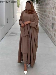 Etniska kläder Dubai 2-delad muslimsk kvinna Set Batwing Kimono Tiered lång klänning islamisk Saudi Abaya Ramadan Eid Turkisk matchande outfit