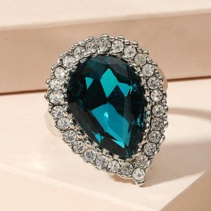 Küme halkaları kişilik moda retro mavi kristal üst düzey hafif lüks bayanlar ring gelin düğün mücevher aksesuarları