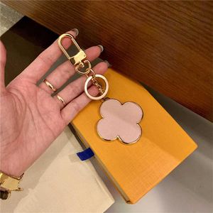 Designer nyckelringar Lucky Clover Car Key Chain Rings Tillbeh￶r Fashion Pu Leather Keychain Buckle For M￤n Kvinnor som h￤nger Decoratio