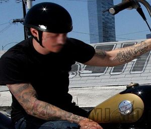 オートバイヘルメット1PCSヘルメット高強度プラスチックQuickReleaseバックル摩耗性としっかりした半分の高速配信8769049
