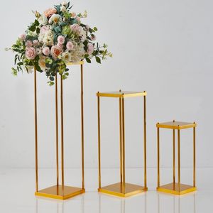 Прямоугольник свадебный стол с металлическим цветом золотого цвета.
