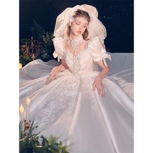 2023 Abiti da sposa di lusso con abito da ballo Abiti da sposa in cristallo principessa di pizzo Abiti da sposa a sirena con abito da sposa in raso con applicazioni a strascico