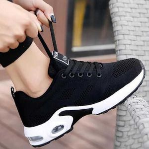 2023 Designer Män Kvinnor Sneakers Black Red White Pink Sneakers Brand Trainer Designer Running Shoes Surface Breatble Casual Shoes Sportsko med låda