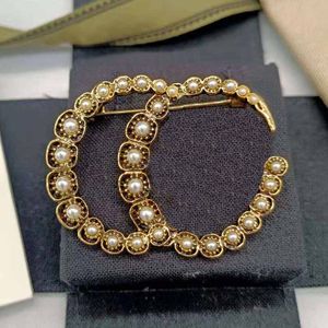 NEU GOLD PATTER BRIEF BROOCH BROCHE LUXURY Persönlichkeit Retro Classic Brand Designer Briefe Broschen Pearl Women Pearl Strsestone Anzug Pin Mode Schmuckzubehör Acessoires