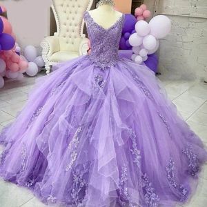 Lavendel quinceanera klänningar 2023 spetsapplikation v nacke ruffles korsett tillbaka båge skräddarsydd tyll söt 15 16 prinsessan pageant boll klänning vestidos estidos