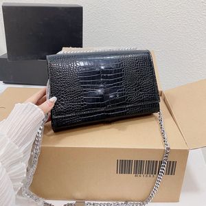 Mode axelväska alligator mönster kvinnors handväska metall logotyp tassel design crossbody väska