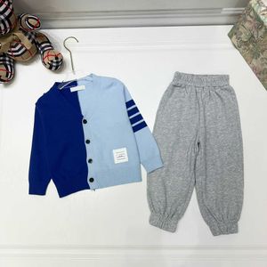 23SS Sonbahar Bebek Giysileri Moda Çocuklar Uzun Pantolon 2 Parçalı Erkek Takım Renk Kombinasyonu Uzun Kollu Örgü Hardigan Kazak Moda Tasarımcıları Giysileri Çocuk Takım Spor