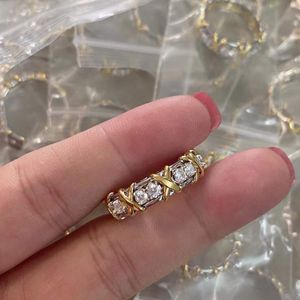 Klassiskt m￤rke V Guldpl￤terad Cross X Shape Ring Two Tone Mix Gold Paled Cubic Zircon Stone Ring Female Party SMYELLTY