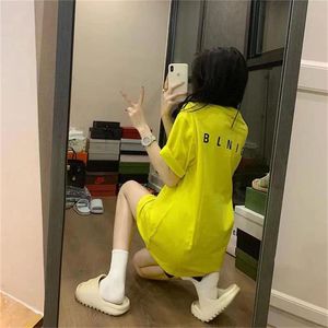 Nowa para T-shirt z krótkim rękawem Kobiety luźne letnie fluorescencyjne żółte żółte długość dolnej ubrania brakujące sens design top