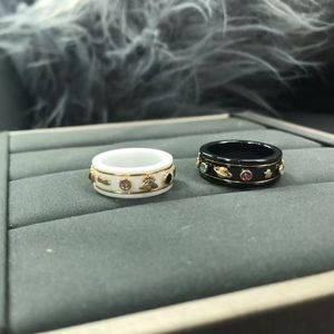 Schwarze und weiße Clusterringe aus Keramik. Keramikdekoration, 18 Karat vergoldete Dekoration Phnice. edler Luxus-Designerring für Damen. Ring-Schmuckkästchen für Hochzeiten