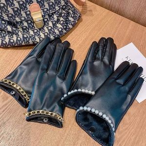 Mantens Winter Womens Pu Leather Gloves Metal Chain Skull Motorcykel Biker Elegant Pearl Touch Screen Mantens Female Guantes 230215