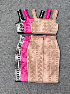 Vestidos femininos malhas de grife com colete dividido conjunto de saia enrolada sexy leggings com estampa de logotipo fino fino sling suéter saia feminina com zíper de duas peças roupas XS-L