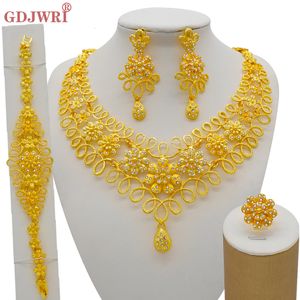 Set di gioielli da sposa Nigeria Dubai Colore oro Fiori pregiati Regali africani Festa per le donne Bracciale Collana Orecchini Anello Set 230215