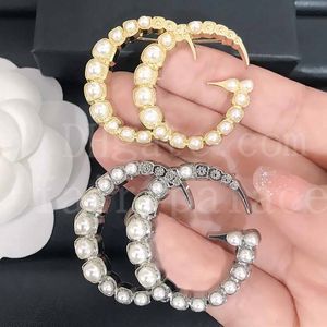Designer Men Women Pins Pearl Brooches Gold Silver letter brooch temperament trend coat suit accessories female high-quality fast delivery