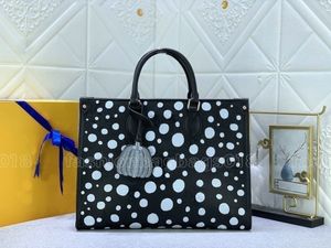 YK On the Go Mm Toates Bag Beyaz Noktalar Kabak Tag Monogramlar Kabartma Deri Tasarımcıları Çanta Kadınlar Lüks Onthego Infinity Dotlar Tote Crossbody Bebek Bezi Çantaları M46389