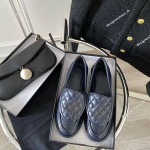 2023 Designer-Kleiderschuh mit C-Logo, schwarz-weiße Loafer für Damen, gestepptes Leder, Freizeitschuhe mit Klappe, klobige Turnschuhe, Kalbsleder-Schuhe, Luxus-Mules-Loafer, Größe 34–40