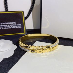 Armbänder Europa Amerika Modestil Armbänder Frauen Armreifen Designer Brief Armband Kristall 18K Gold plattiert Edelstahl Hochzeitsliebhaber Geschenk Schmuck S2601