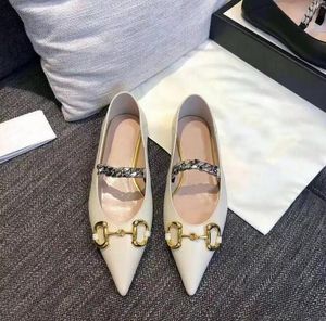 디자이너 금속 체인 뾰족한 드레스 슈즈 샌들 패션 여성 신발 평평한 100% 정통 노새 공주 게으른 소비수 가죽 편지 캐주얼 신발을 밟습니다.
