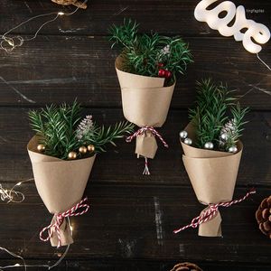 Dekorativa blommor Julbukettplastskum Simulering Pine Needles Cones Red Berry Party Decoration Year Gift