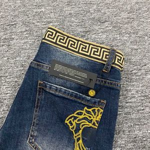 Herren-Jeans, Übergröße, Herren-Jeans mit Medusa-Stickerei, luxuriöse Hose mit geradem Bein, Herrenmode, Vintage, lässig, Reißverschluss-Zugang, Denim, hohe Qualität, ECLE B81M