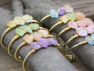 Puntos de cristal crudos coloridos brazaletes abiertos de alambre de lat￳n dorado