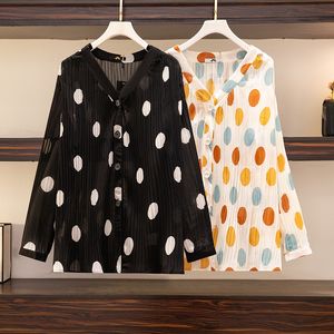 Kvinnors plus-storlek T-shirt 150 kg plus storlek Kvinnors byst 150 Summer Loose V-Neck långärmad polka dot Sunscreen Shirt Black Apricot 5xl 6xl 7xl 8xl 9xl 230216