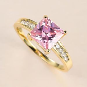 Eheringe Princess Cut Quadratisch für Frauen Goldfarbe Niedlicher rosa Zirkon Stein Einfacher Verlobungsring Schmuck CZ