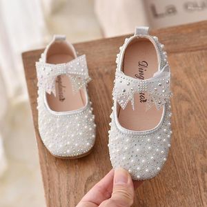 Scarpe basse da ragazza in pelle 2023 Fashion Pearl Design Girl Bowtie Luxury Princess Scarpa singola per bambini 21-30