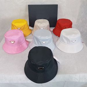 Nylonowe markowe czapki dla mężczyzny kapelusz typu Bucket składana konstrukcja damska podróże na zakupy metalowy trójkąt jednokolorowy modny luksusowy casquette dziewczyny prezentuje elegancki E23