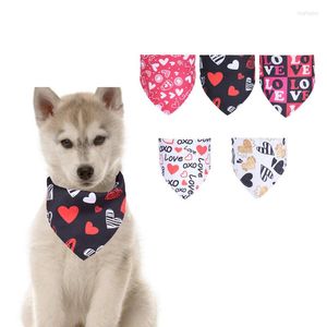 Köpek yakaları Noel evcil hayvan bandanas yaka köpekler için kediler polyester üçgen önlük fular aşk desen köpek aksesuarları sevimli