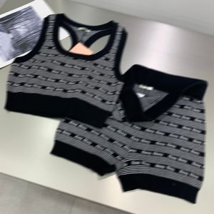 23SS女性ウールデザイナー2ピースパンツセットニット衣装スーツオールオーバーレタープリントガールズミラノランウェイアウトウェアシャツTOPS TEE VEST Tシャツとショートパンツショーツ
